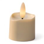 Set med 12 beige 3D uppladdningsbara LED-värmeljus med lätt smält kant, realistisk konstgjord låga, timerfunktion och fjärrkontroll, med upp till 400 timmars användning, fotograferade mot vit bakgrund.