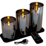 DORSETTOs uppladdningsbara LED-ljusset 105 timmar med 3D-låga består av tre cylindriska ljus på svart bas, fjärrkontroll och USB-kabel, och ger ett stämningsfullt varmt ljus tack vare den realistiska lågtekniken.