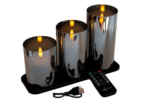 DORSETTOs uppladdningsbara LED-ljusset 105 timmar med 3D-låga består av tre cylindriska ljus på svart bas, fjärrkontroll och USB-kabel, och ger ett stämningsfullt varmt ljus tack vare den realistiska lågtekniken.