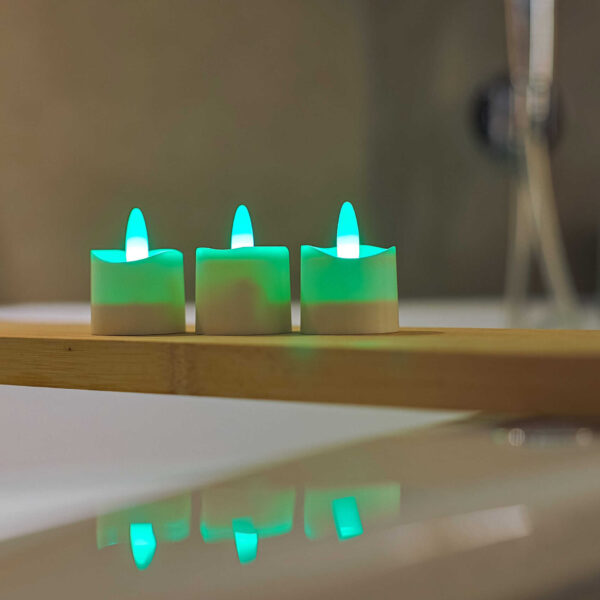 Set med 6 uppladdningsbara RGB LED-värmeljus som byter färg, inklusive laddstation, fjärrkontroll, 6 frostade hållare och nätadapter.