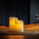 LED små vaxljus – set med 2 ljus från DORSETTO på träbord med fjärrkontroll och varm, stämningsfull belysning