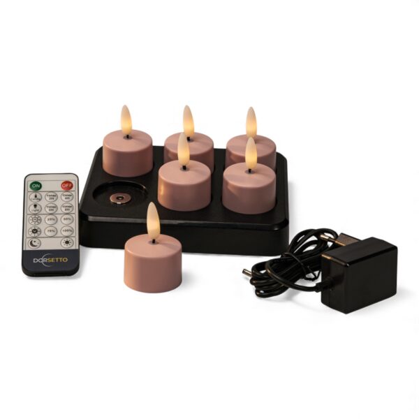 Setet med uppladdningsbara rosa LED-värmeljus innehåller 6 rosa värmeljus med brinntid upp till 400 timmar, en svart laddbas, fjärrkontroll och strömadapter.