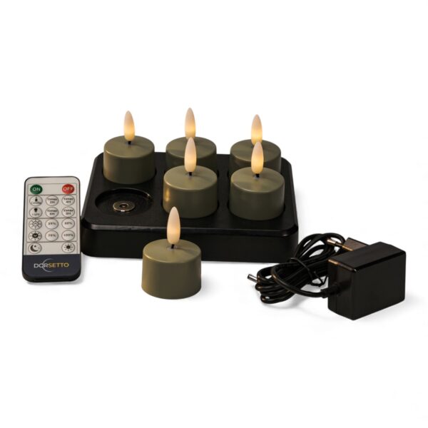 Ett set med 6 olivgröna LED-värmeljus med fjärrkontroll, upp till 400 timmars brinntid, på en svart laddbas med adapter mot vit bakgrund.